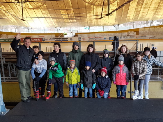 Bild mit 15 Personen vor der Eisbahn