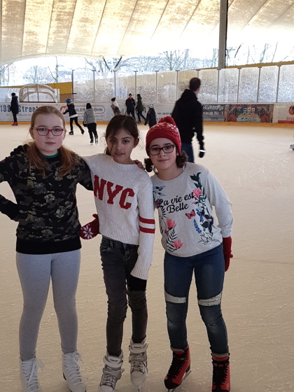Drei Mädchen posieren auf dem Eis