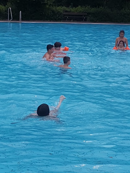 Jugendliche im Schwimmbecken