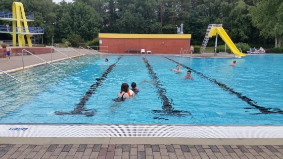 Jugendliche mit Wasserball im Schwimmbecken