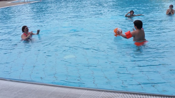 Kinder üben Schwimmen