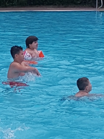 Jugendliche im Schwimmbecken