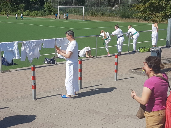Karateka am Sportplatz-Geländer