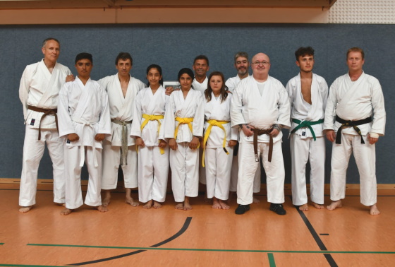 Gruppenbild der Karateka des SKKA Sportvereins mit Sensei Efthimios Karamitsos