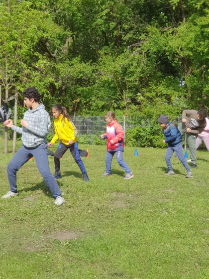 Kinder laufen die Kata Heian Sandan