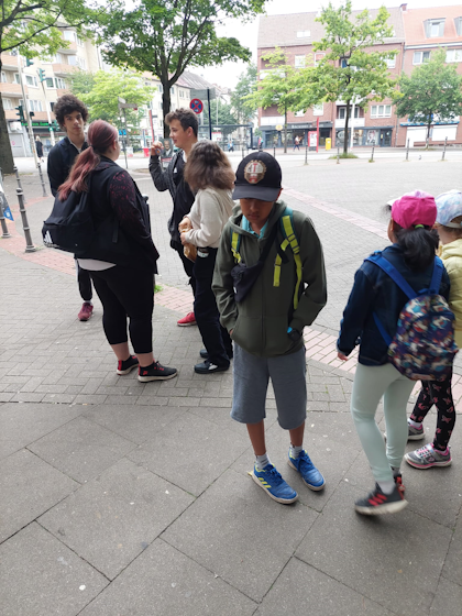 Kinder warten auf den Bus