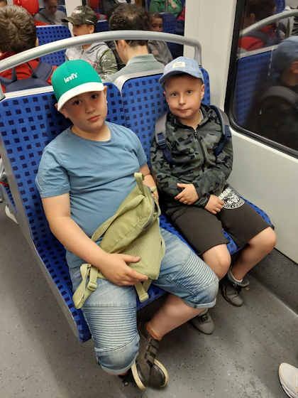 Zwei Jungen sitzen in der S-Bahn