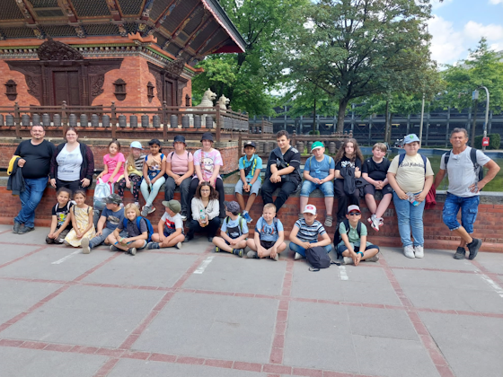Gruppenfoto mit Kindern, Erwachsenen und dem Sensei vor dem Nepalesischen Pagodentempel
