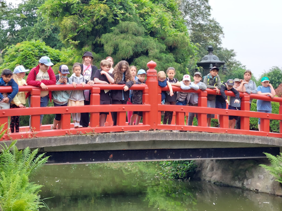 Kinder und Erwachsene schauen von der Japanischen Brücke